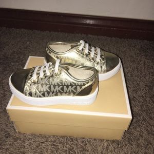 Gold low top  Michael Kors shoes. (Size 8c)